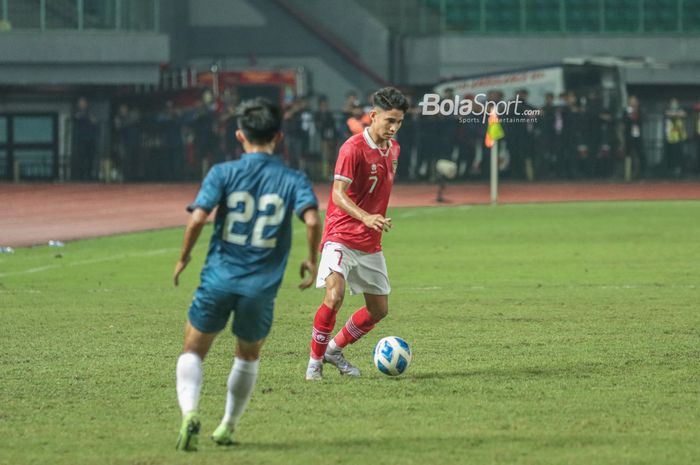 Gelandang timnas U-19 Indonesia, Marselino Ferdinan (kanan), sedang menguasai bola ketika bertanding di Stadion Patriot Candrabhaga, Bekasi, Jawa Barat, 4 Juli 2022.