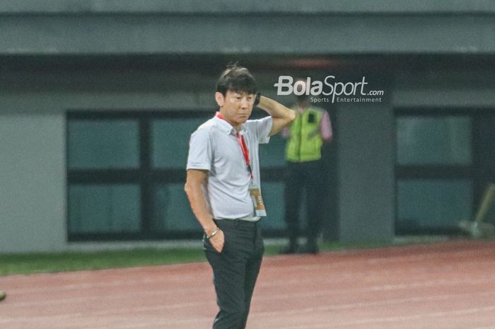 Pelatih timnas U-19 Indonesia, Shin Tae-yong, nampak sedang menggaruk kepalanya saat memantau timnya bertanding di Stadion Patriot Candrabhaga, Bekasi, Jawa Barat, 4 Juli 2022.