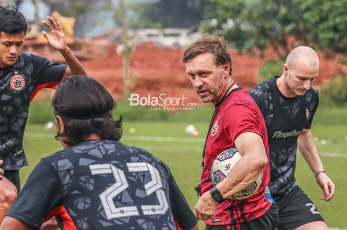 Pelatih Persija Jakarta, Thomas Doll (jersey merah), sedang memantau sejumlah pemainnya yang berlatih di Lapangan Nirwana, Sawangan, Jawa Barat , 7 Juli 2022.