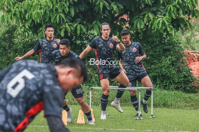 (Dari kiri ke kanan) Maman Abdurrahman, Taufik Hidayat, Ryuji Utomo, dan Resky Fandi sedang berlatih bersama Persija Jakarta di Lapangan Nirwana, Sawangan, Jawa Barat , 7 Juli 2022.