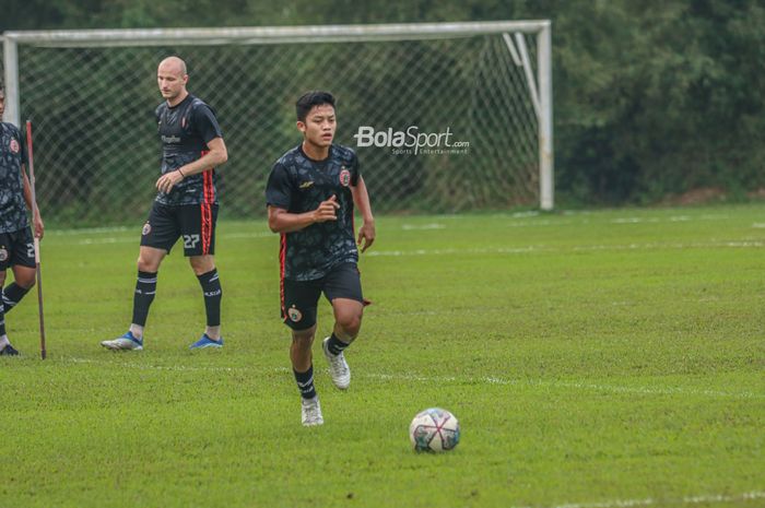 Bek sayap kanan Persija Jakarta, Ilham Rio Fahmi, sedang menguasai bola ketika berlatih di Lapangan Nirwana, Sawangan, Jawa Barat , 7 Juli 2022.