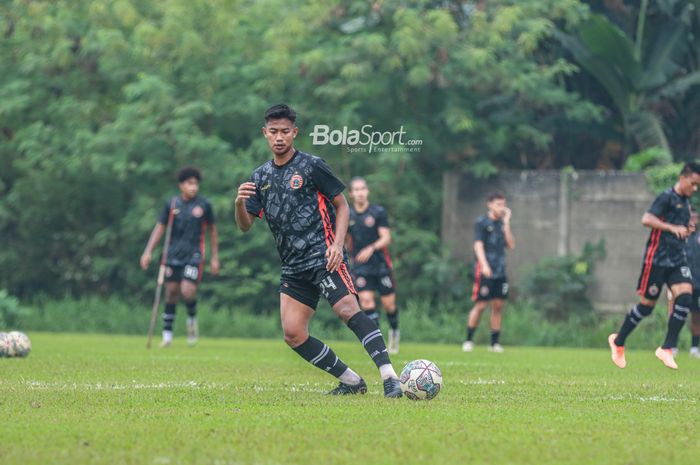 Gelandang Persija Jakarta, Resky Fandi, sedang menguasai bola ketika berlatih di Lapangan Nirwana, Sawangan, Jawa Barat , 7 Juli 2022.