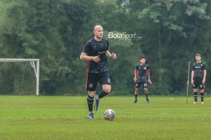 Penyerang asing Persija Jakarta, Michael Krmencik, sedang menguasai bola ketika berlatih di Lapangan Nirwana, Sawangan, Jawa Barat , 7 Juli 2022.