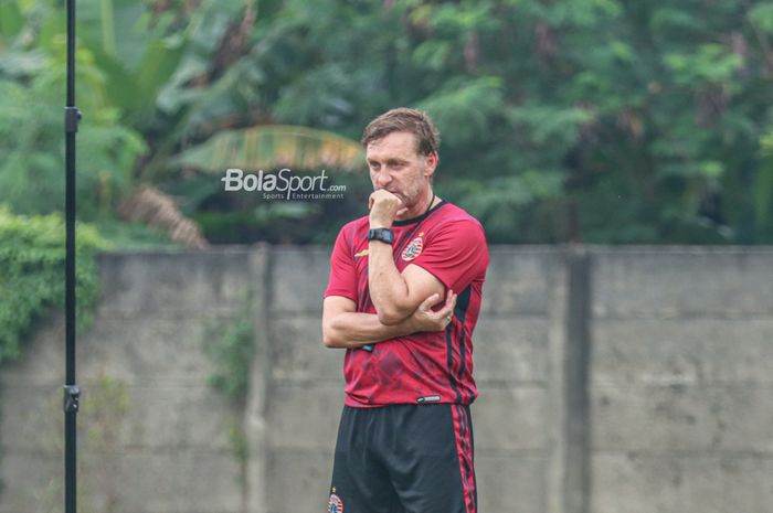 Pelatih Persija Jakarta, Thomas Doll, sedang mengamati para pemainnya berlatih di Lapangan Nirwana, Sawangan, Jawa Barat , 7 Juli 2022.