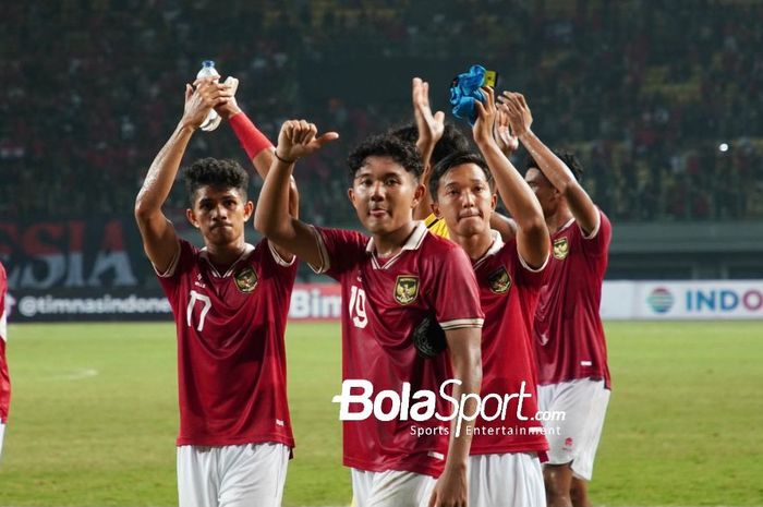 Para pemain timnas Indonesia setelah laga melawan Thailand di Grup A Piala AFF U-19 2022, Rabu (6/7/2022) di Stadion Patriot Candrabhaga, Bekasi.