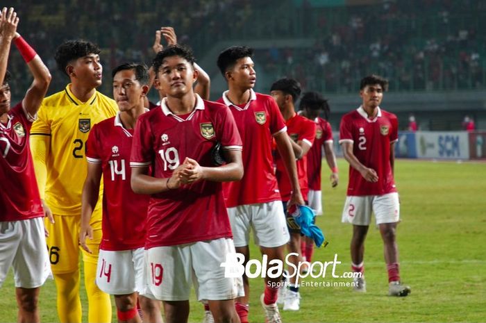 Para pemain timnas Indonesia setelah laga melawan Thailand di Grup A Piala AFF U-19 2022, Rabu (6/7/2022) di Stadion Patriot Candrabhaga, Bekasi.