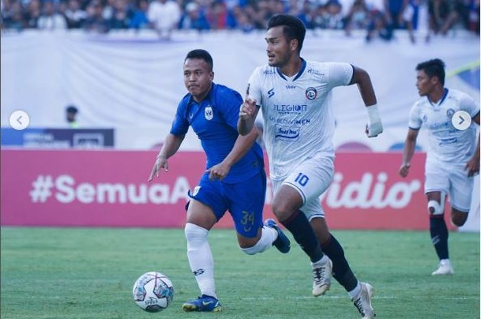 Pemain Arema FC, M.Rafli (Putih) dan Pemain PSIS Semarang, Guntur Triaji.
