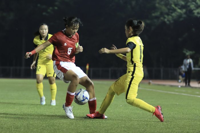 Timnas Indonesia bertanding melawan Malaysia di Piala AFF Wanita 2022 di Filipina