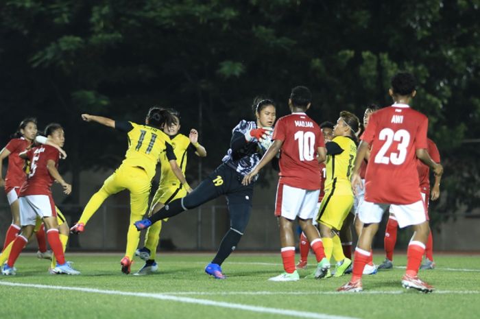 Kiper Timnas Wanita Indonesia Fani Supriyanto menangkap bola saat melawan Malaysia dalam Piala AFF Wanita 2020 di Filipina.