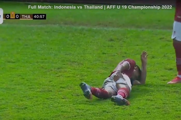 Marselino Ferdinan mengalami cedera pada laga timnas Indonesia U-19 vs Thailand, Rabu (6/7/2022). 