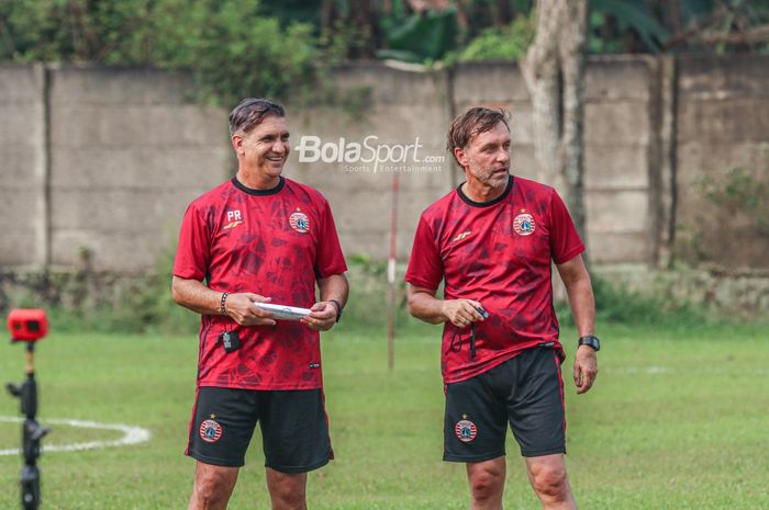 Pelatih Persija Jakarta, Thomas Doll (kanan), bersama sang asisten bernama Pasquale Rocco (kiri) sedang memantau para pemainnya berlatih  di Lapangan Nirwana, Sawangan, Jawa Barat , 7 Juli 2022.