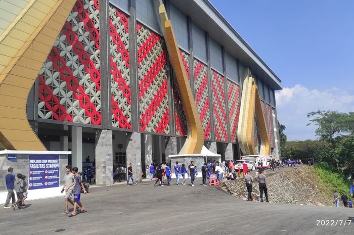 Suasana menjelang laga PSIS vs Arema FC di Stadion Jatidiri, Semarang, Kamis (7/7/2022).