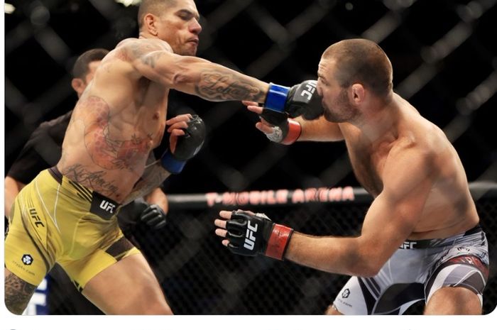 Alex Pereira ketika mengalahkan Sean Strickland di UFC 276, Minggu (3/7/2022) WIB di Las Vegas.