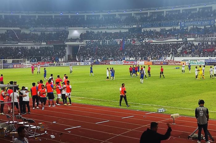 Suasana pertandingan PSIS Semarang melawan Arema FC pada leg pertama semifinal Piala Presiden 2022.