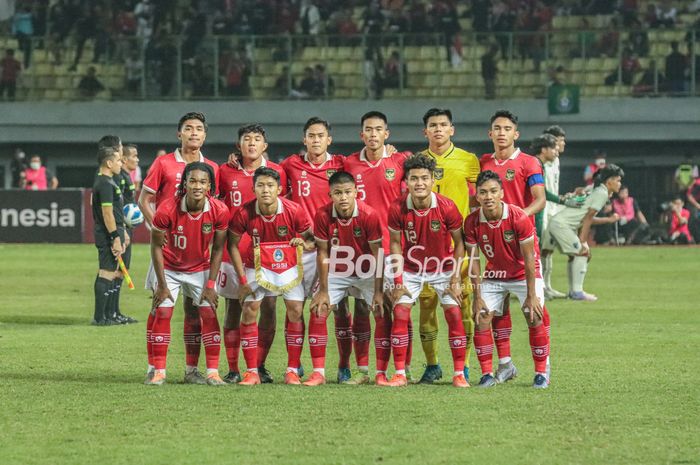 Skuat timnas U-19 Indonesia (skuad timnas U-19 Indonesia) sedang berfoto bersama saat akan bertanding di Stadion Patriot Candrabhaga, Bekasi, Jawa Barat, 6 Juli 2022.