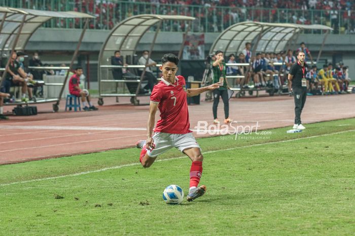 Gelandang timnas U-19 Indonesia, Marselino Ferdinan, nampak akan menendang bola ketika bertanding di Stadion Patriot Candrabhaga, Bekasi, Jawa Barat, 6 Juli 2022.