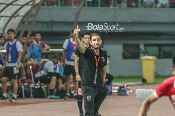 Pelatih timnas U-19 Thailand, Salvador Valero Garcia, nampak memberikan ancungan jempol ketika memantau para pemainnya bertanding di Stadion Patriot Candrabhaga, Bekasi, Jawa Barat, 6 Juli 2022.