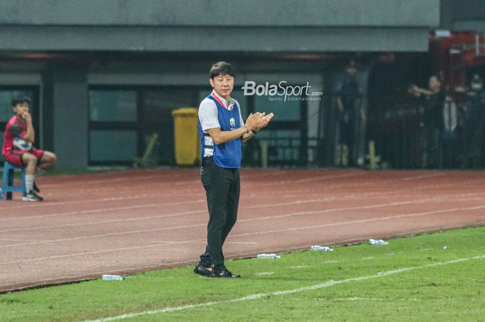 Pelatih timnas U-19 Indonesia, Shin Tae-yong, nampak sedang memberikan apresiasi kepada para pemainnya ketika bertanding di Stadion Patriot Candrabhaga, Bekasi, Jawa Barat, 6 Juli 2022.