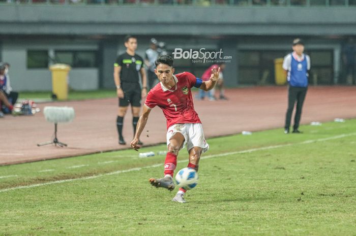 Gelandang timnas U-19 Indonesia, Marselino Ferdinan, nampak sedang menendang bola ketika bertanding di Stadion Patriot Candrabhaga, Bekasi, Jawa Barat, 6 Juli 2022.
