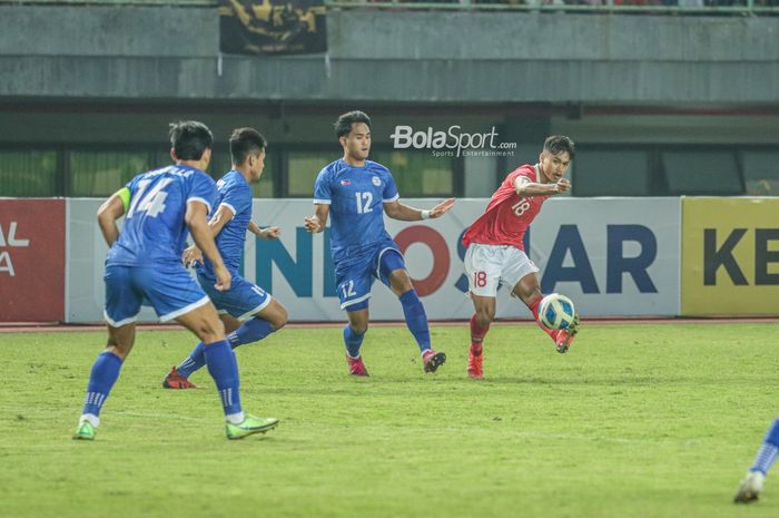 Penyerang timnas U-19 Indonesia, Alfriyanto Nico, melepaskan operan di tengah kepungan pemain Filipina dalam laga Grup A Piala AFF U-19 2022, Jumat (8/7/2022) di Stadion Patriot Candrabhaga, Bekasi.