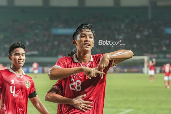 Pemain timnas U-19 Indonesia, Rabbani Tasnim Siddiq, melakukan selebrasi setelah mencetak gol dalam laga melawan Filipina di Grup A Piala AFF U-19 2022, Jumat (8/7/2022) di Stadion Patriot Candrabhaga, Bekasi.