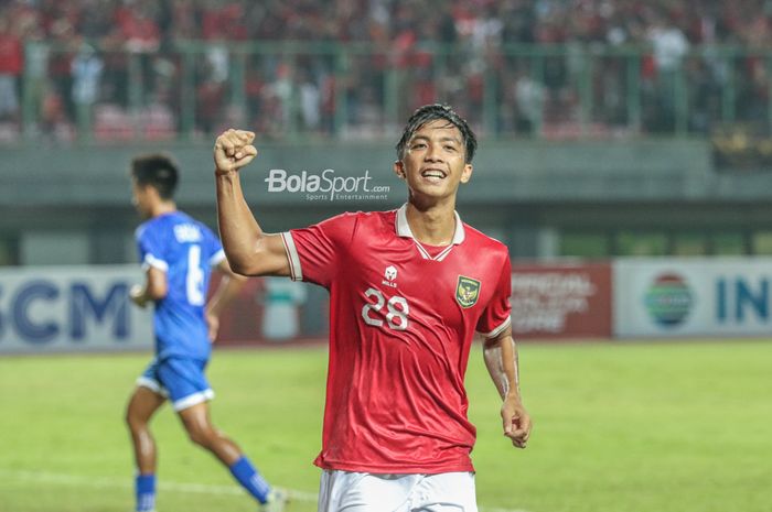 Selebrasi pemain timnas U-19 Indonesia, Rabbani Tasnim Siddiq, setelah penaltinya sukses membuka skor dalam laga melawan Filipina di Grup A Piala AFF U-19 2022, Jumat (8/7/2022) di Stadion Patriot Candrabhaga, Bekasi.