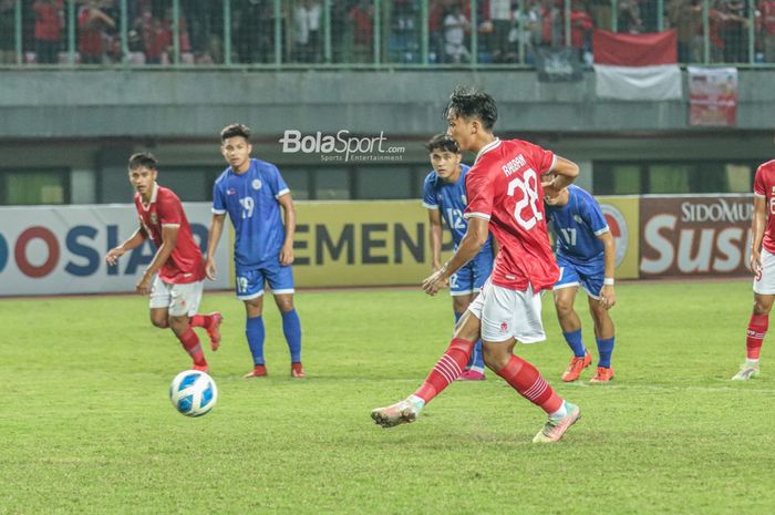 Pemain timnas U-19 Indonesia, Rabbani Tasnim Siddiq, mengeksekusi penalti yang membuka skor dalam laga melawan Filipina di Grup A Piala AFF U-19 2022, Jumat (8/7/2022) di Stadion Patriot Candrabhaga, Bekasi.