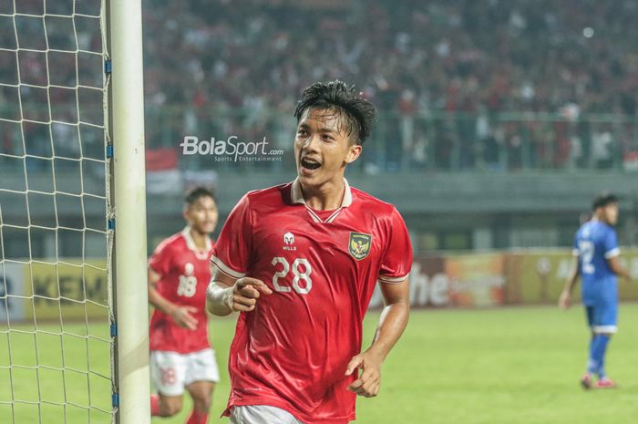 Pemain timnas U-19 Indonesia, Rabbani Tasnim Siddiq, melakukan selebrasi setelah mencetak gol keduanya dalam laga melawan Filipina di Grup A Piala AFF U-19 2022, Jumat (8/7/2022) di Stadion Patriot Candrabhaga, Bekasi.