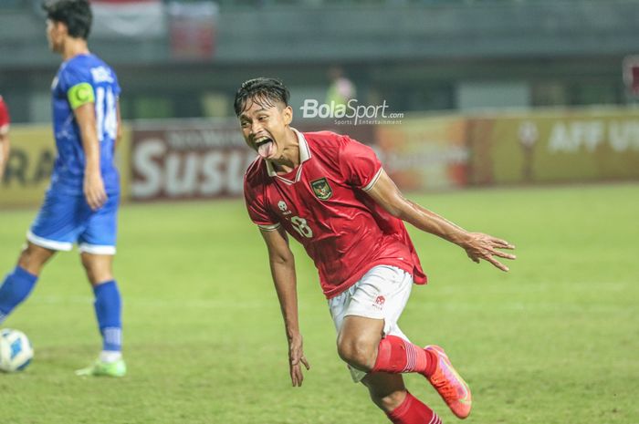 Penyerang timnas U-20 Indonesia, Alfriyanto Nico, merayakan gol yang dicetaknya dalam laga melawan Filipina di Grup A Piala AFF U-19 2022, Jumat (8/7/2022) di Stadion Patriot Candrabhaga, Bekasi.