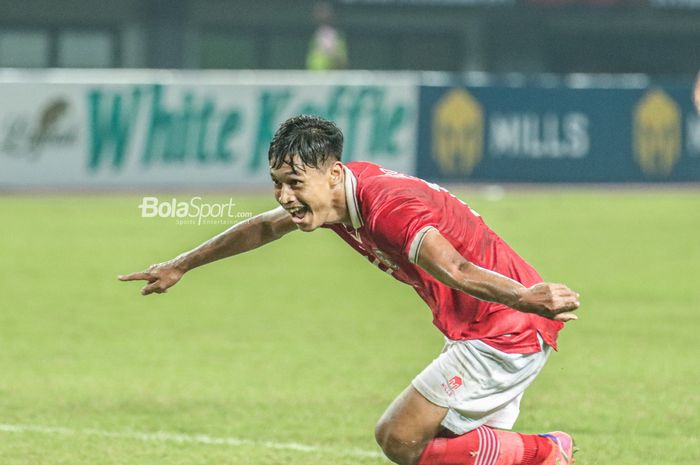 Pemain timnas U-19 Indonesia, Alfriyanto Nico, berselebrasi setelah mencetak gol kedua dalam laga melawan Filipina di Grup A Piala AFF U-19 2022, Jumat (8/7/2022) di Stadion Patriot Candrabhaga, Bekasi.