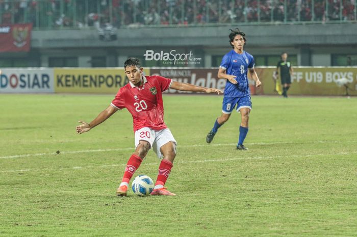 Penyerang timnas U-19 Indonesia, Razzaa Fachrezi Aziz, mencetak gol dalam laga melawan Filipina di Grup A Piala AFF U-19 2022, Jumat (8/7/2022) di Stadion Patriot Candrabhaga, Bekasi.