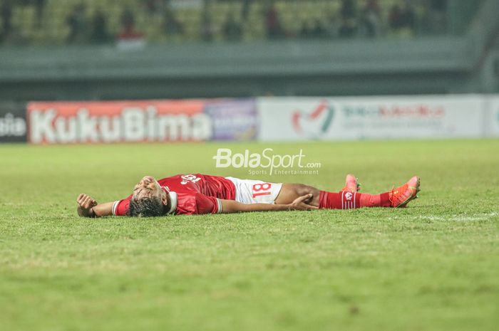 Pemain sayap kanan timnas U-19 Indonesia, Alfriyanto Nico, nampak sempat meringis karena kakinya kram saat bertanding di Stadion Patriot Candrabhaga, Bekasi, Jawa Barat, 8 Juli 2022.