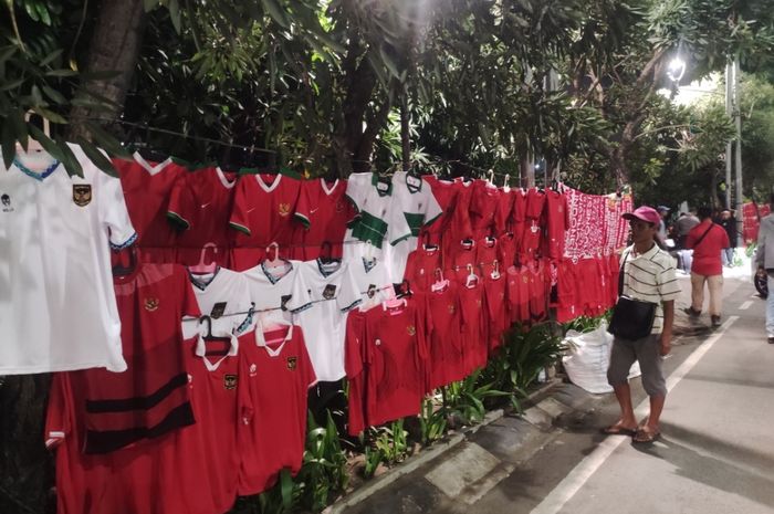 Pedagang jersey timnas U-19 Indonesia di Stadion Patriot dalam laga Piala AFF U-19 2022