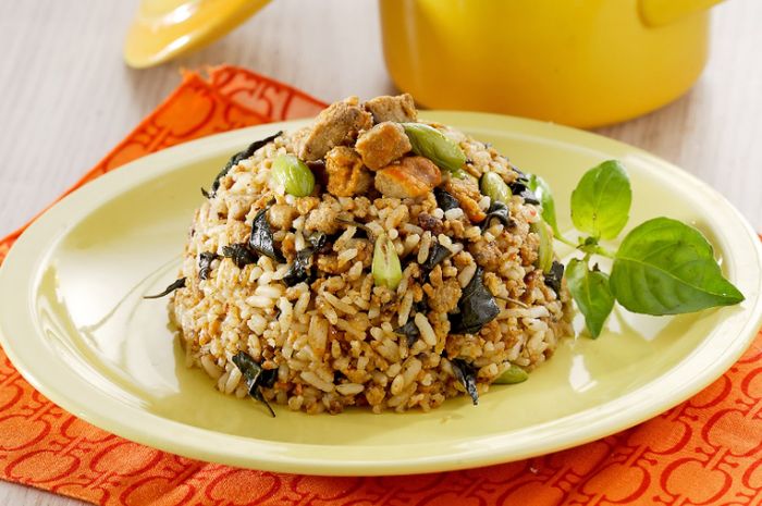 Nasi goreng tutug oncom yang sedap untuk sarapan enak.