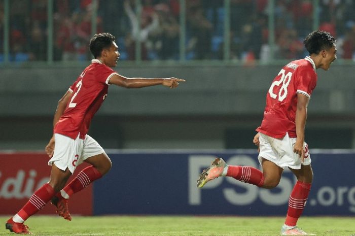 Striker Timnas U-19 Indonesia Rabbani Tasnim (kanan) merayakan gol ketiganya ke gawang Filipina dalam Piala AFF U-19 2022.