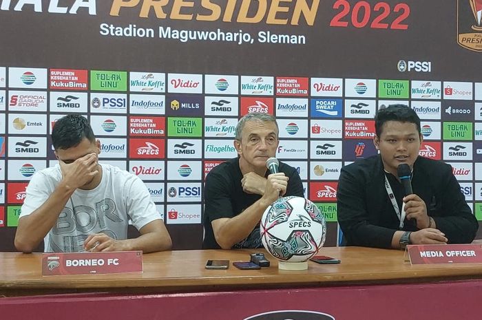 Pelatih Borneo FC, Milomir Seslija, pada sesi jumpa pers seusai laga melawan PSS Sleman pada leg pertama semifinal Piala Presiden 2022 di Stadion Maguwoharjo, Sleman, Kamis (7/7/2022).