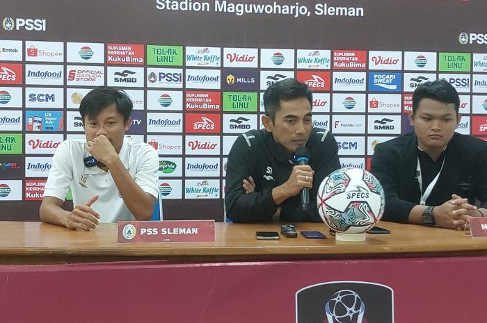 Pelatih PSS Sleman, Seto Nurdiantoro, pada sesi jumpa pers seusai laga melawan Borneo FC pada babak semifinal leg pertama di Stadion Maguwoharjo, Sleman, Kamis (7/7/2022).