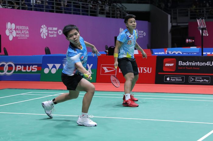Pasangan ganda putri, Apriyani Rahayu/Siti Fadia Silva Ramadhanti, saat tampil pada babak perempat final Malaysia Masters 2022 di Axiata Arena, Kuala Lumpur, Jumat (8/7/2022).