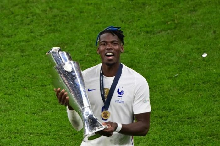 Paul Pogba berpose dengan trofi juara UEFA Nations League setelah timnas Prancis kalahkan Spanyol di San Siro (10/10/2021). Pogba kembali ke Juventus setelah kontraknya habis di Man United musim panas ini.