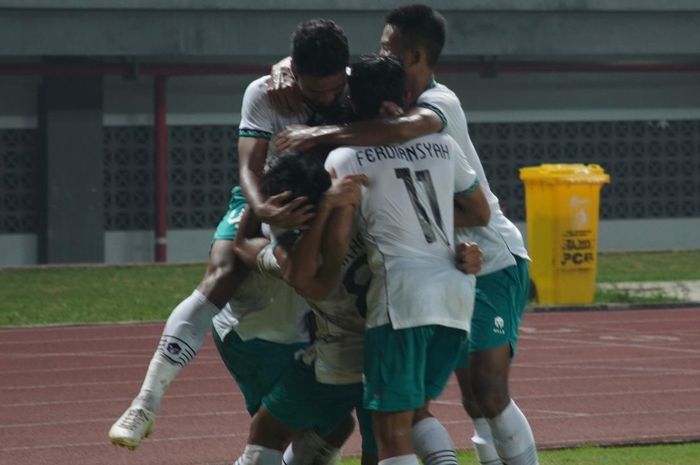 Para pemain timnas U-19 Indonesia merayakan gol dalam laga melawan Myanmar di Grup A Piala AFF U-19 2022, Minggu (10/7/2022) di Stadion Patriot Candrabhaga, Bekasi.