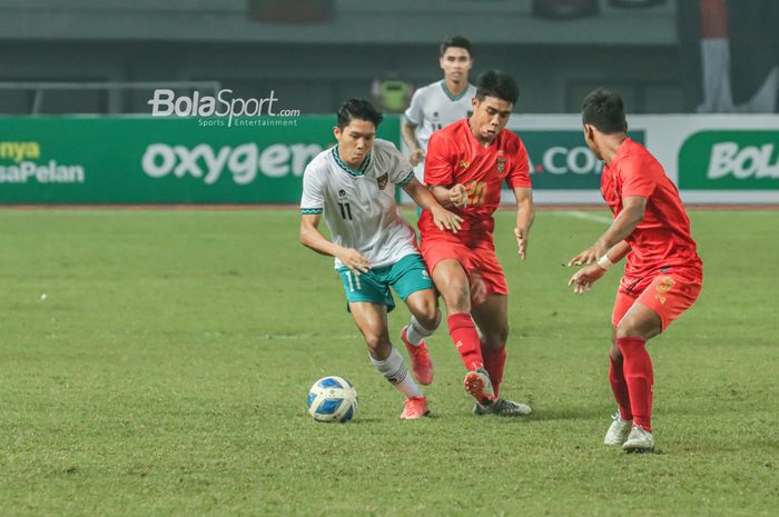 Pemain timnas U-19 Indonesia, Ferdiansyah Cecep, beraksi dalam laga melawan Myanmar di Grup A Piala AFF U-19 2022, Minggu (10/7/2022) di Stadion Patriot Candrabhaga, Bekasi.