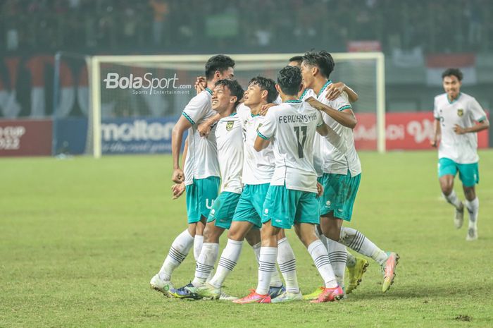 Selebrasi para pemain timnas U-19 Indonesia dalam laga melawan Myanmar di Grup A Piala AFF U-19 2022, Minggu (10/7/2022) di Stadion Patriot Candrabhaga, Bekasi.