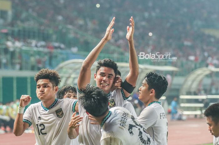 Suka cita para pemain timnas U-19 Indonesia merayakan gol dalam laga Grup A Piala AFF U-19 2022 melawan Myanmar, Minggu (10/7/2022) di Stadion Patriot Candrabhaga, Bekasi.