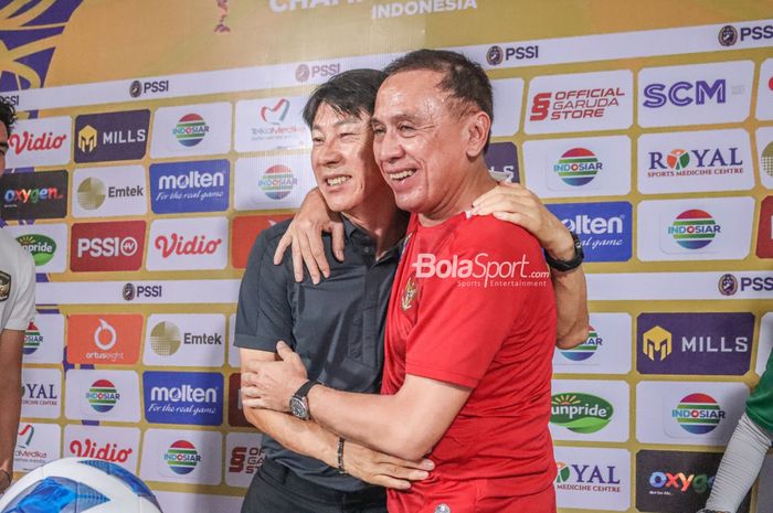Pelatih Timnas U-19 Indonesia Shin Tae-yong berpelukan dengan Ketua Umum PSSI Mochamad Iriawan saat jumpa pers di Stadion Patriot Candrabhaga, Kota Bekasi, 10 Juli 2022.