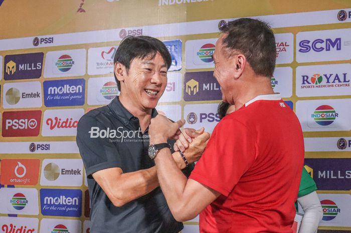 Pelatih Timnas Indonesia, Shin Tae-yong (kiri), sedang berjabat tangan dengan Ketua Umum PSSI, Mochamad Iriawan (kanan), saat jumpa pers di Stadion Patriot Candrabhaga, Bekasi, Jawa Barat,  10 Juli 2022.