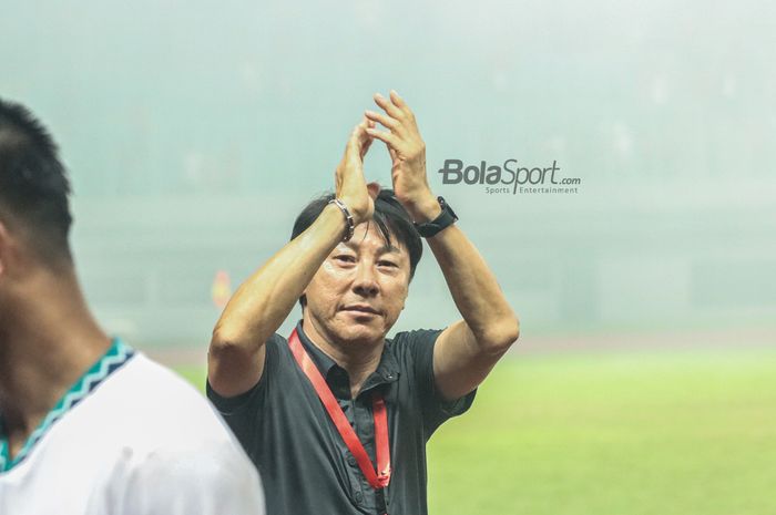 Pelatih timnas U-19 Indonesia, Shin Tae-yong, nampak sedang memberikan tepuk tangan pertanda apresiasi ke penonton di Stadion Patriot Candrabhaga, Bekasi, Jawa Barat,  10 Juli 2022.