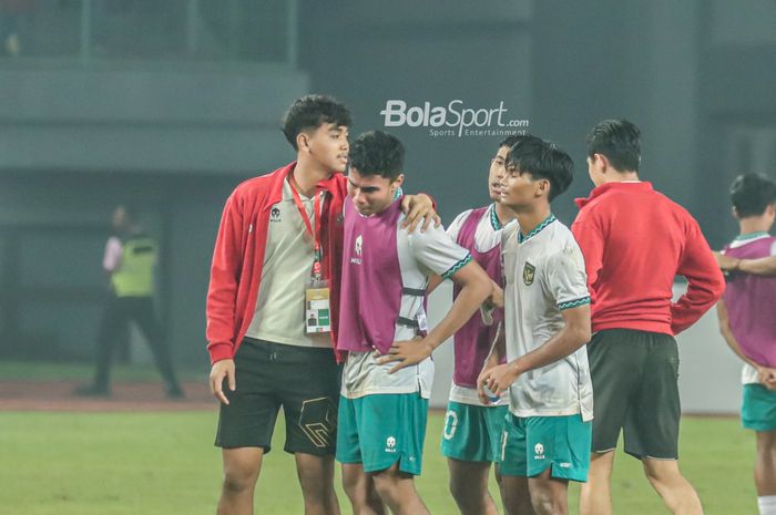 Bek timnas U-19 Indonesia, Muhammad Ferarri (tengah), nampak bersedih pasca gagal lolos ke semifinal Piala AFF U-19 2022.