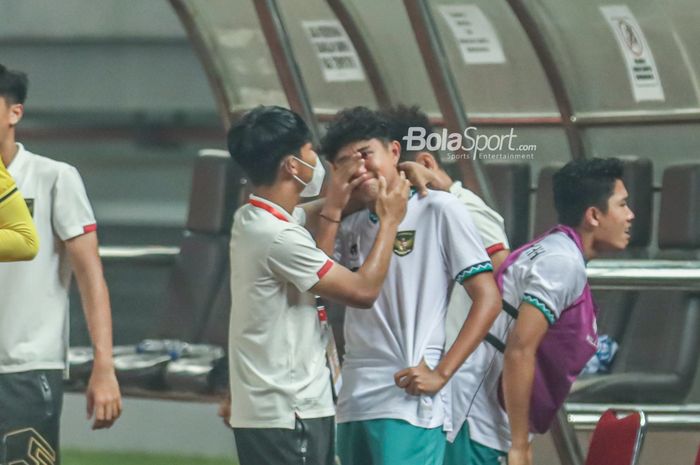 Bek timnas U-19 Indonesia, Marcell Januar Putra (tengah), nampak menangis pasca gagal lolos ke semifinal Piala AFF U-19 2022.
