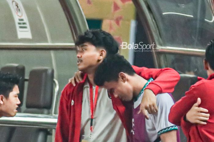 Bek timnas U-19 Indonesia, Muhammad Ferrari (kanan), nampak bersedih pasca gagal lolos ke semifinal Piala AFF U-19 2022.