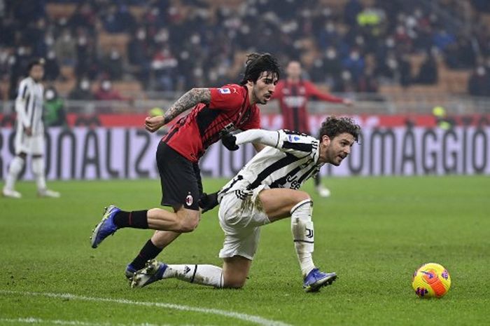 Sandro Tonali (atas) dan Manuel Locatelli berebut bola dalam duel Liga Italia antara AC Milan vs Juventus di San Siro, Milano (23/1/2022).